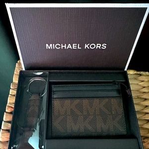 Michael Kors gift set. Credit card holder and key chain